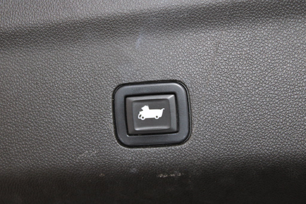 Used 2022 Chevrolet Suburban Premier RWD image 18