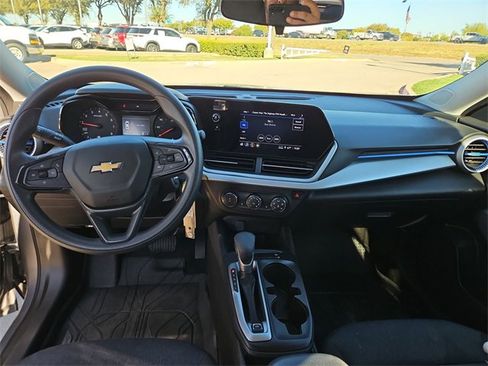 Used 2024 Chevrolet Trax LS w/ LS Convenience Package image 18