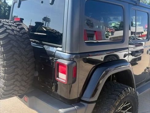 Used 2018 Jeep Wrangler Unlimited Sahara w/ Cold Weather Group AWD/4WD image 6