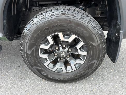 Used 2021 Toyota Tacoma TRD Off-Road w/ Technology Package AWD/4WD image 14