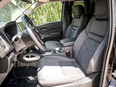 Used 2025 Nissan Frontier SV image 16