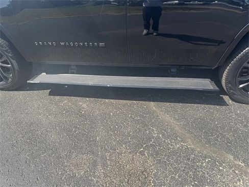 Used 2023 Jeep Grand Wagoneer Series III image 27