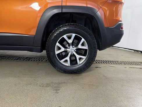 Used 2015 Jeep Cherokee Trailhawk w/ Cold Weather Group AWD/4WD image 5