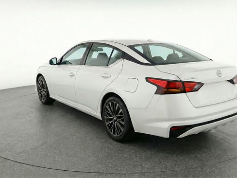 Used 2025 Nissan Altima 2.5 SV FWD image 6