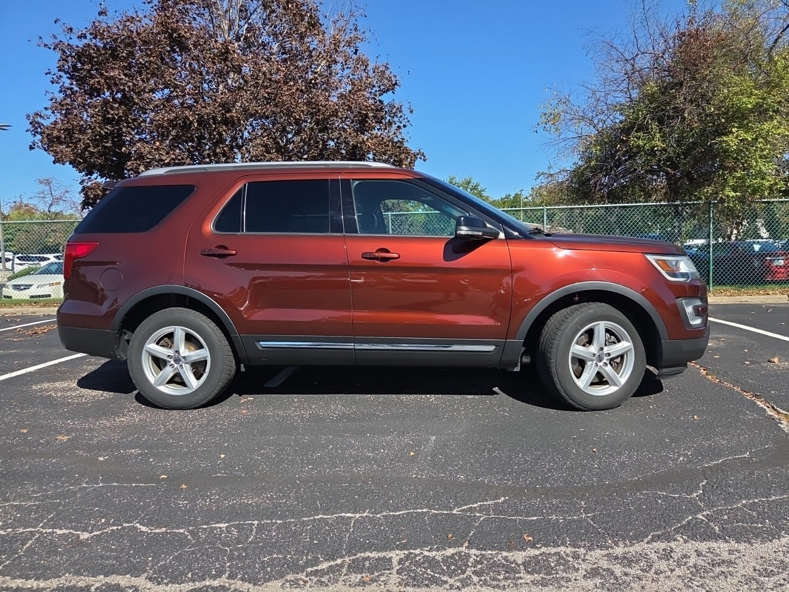 Used 2016 Ford Explorer XLT w/ Equipment Group 202A AWD/4WD image 2