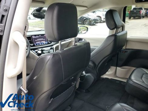 Used 2024 Chrysler Pacifica Touring-L FWD image 13