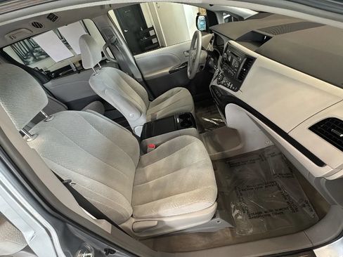 Used 2014 Toyota Sienna LE FWD image 17