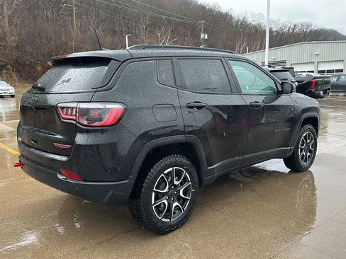 Used 2025 Jeep Compass Trailhawk image 5