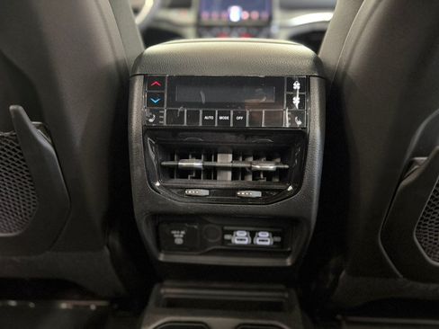 Used 2025 Jeep Grand Cherokee L Limited w/ Luxury Tech Group II AWD/4WD image 27