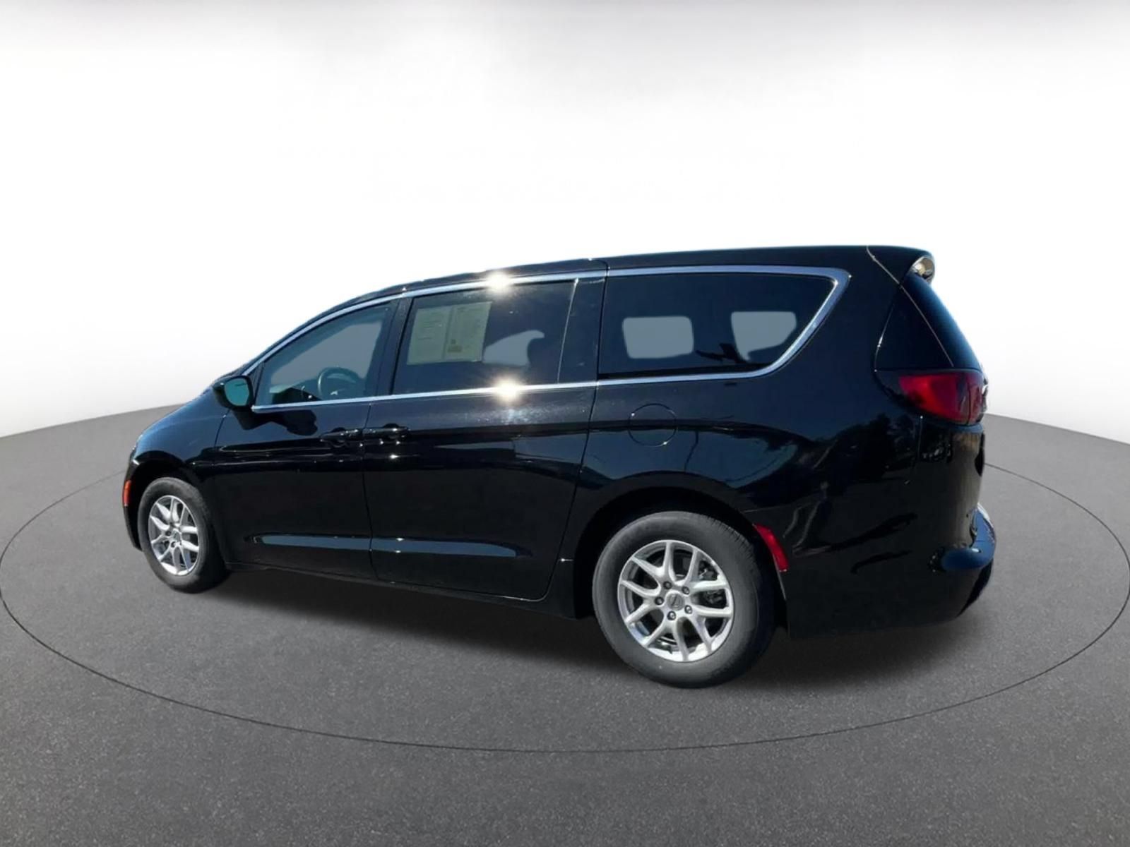 Used 2024 Chrysler Voyager LX FWD image 9