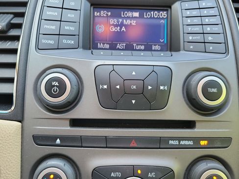 Used 2014 Ford Taurus SEL image 26