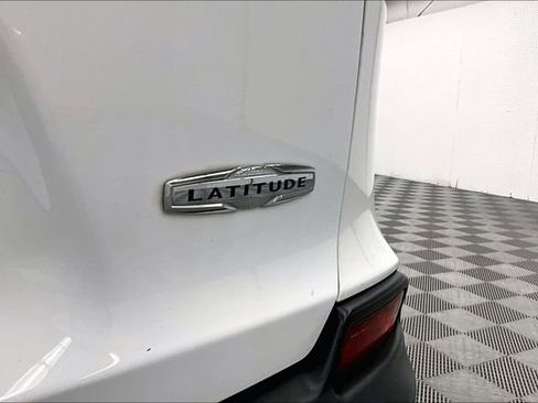 Used 2019 Jeep Cherokee Latitude Plus w/ Cold Weather Group AWD/4WD image 9