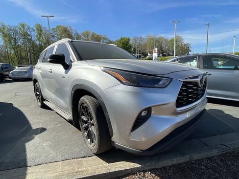 Used 2023 Toyota Highlander XLE AWD/4WD image 5