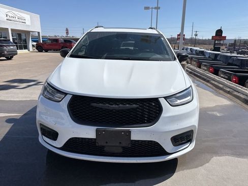 Used 2025 Chrysler Pacifica Limited FWD image 6