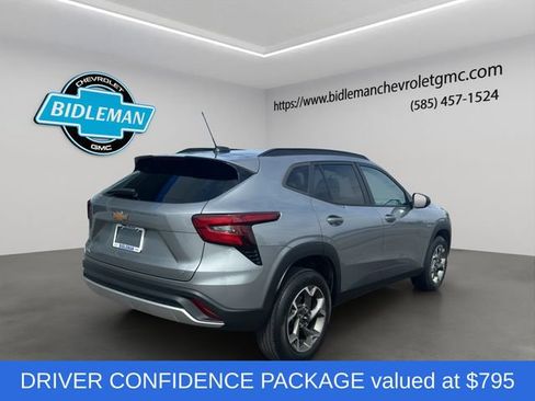 Used 2024 Chevrolet Trax LT w/ Driver Confidence Package FWD image 8