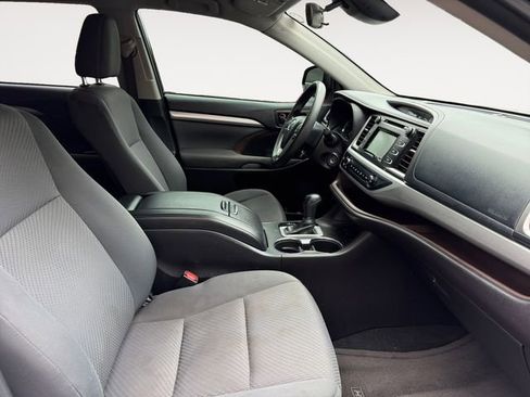 Used 2019 Toyota Highlander LE FWD image 15