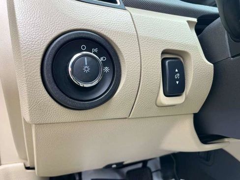 Used 2016 Ford Taurus SE FWD image 23
