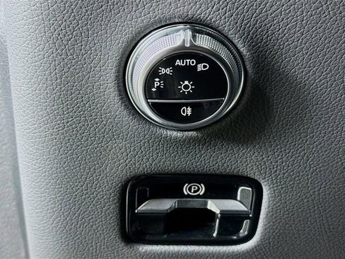 Used 2024 Mercedes-Benz GLC 300 4MATIC w/ AMG Line image 10