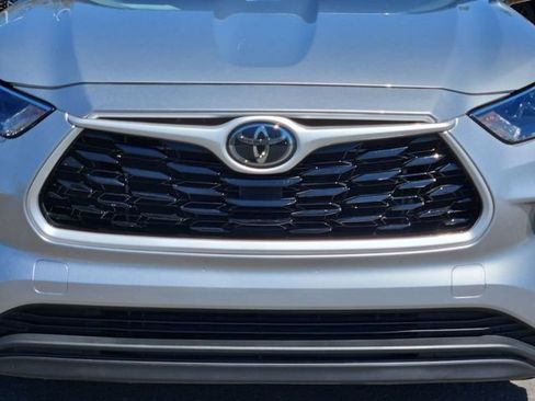 Used 2023 Toyota Highlander LE FWD image 10