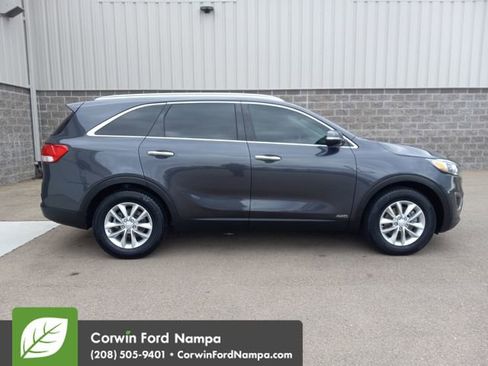 Used 2017 Kia Sorento LX w/ LX Convenience Package image 2
