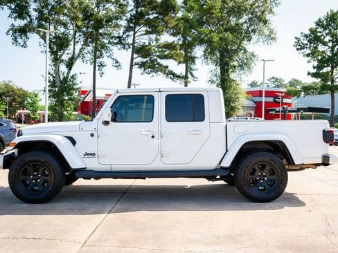 Used 2022 Jeep Gladiator Overland AWD/4WD image 2