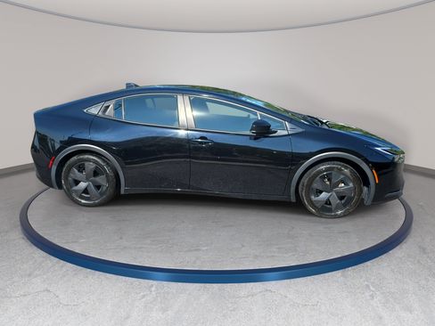 Used 2024 Toyota Prius LE FWD image 4