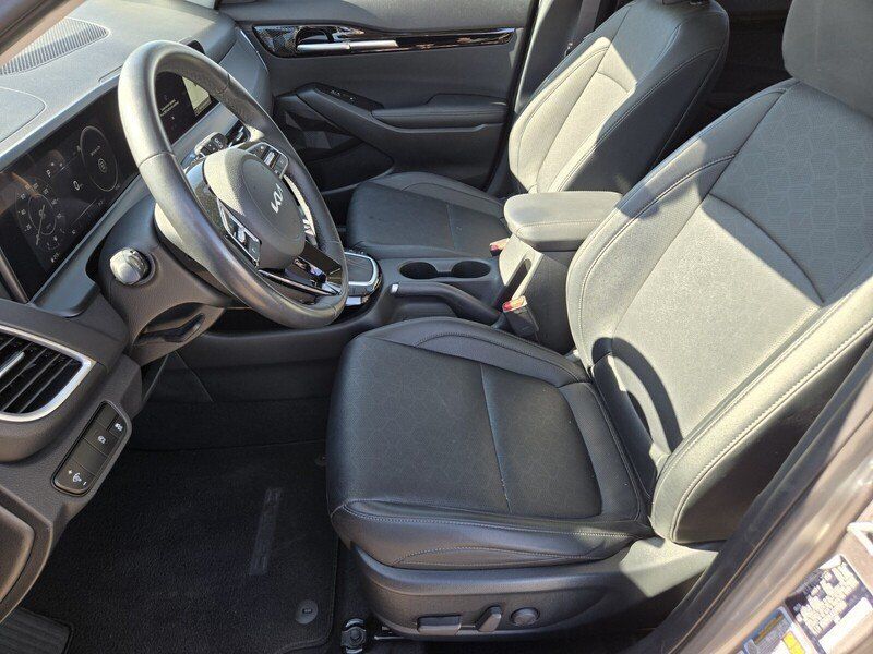 Certified 2025 Kia Seltos EX w/ EX Sunroof Package FWD image 11