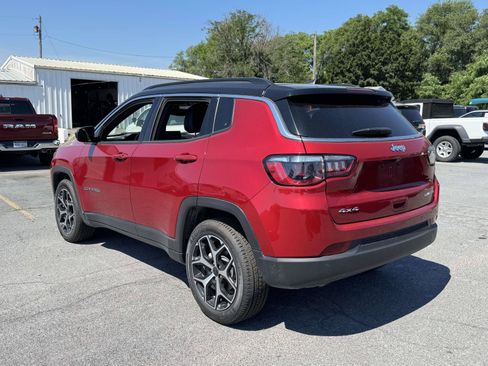 Used 2025 Jeep Compass Limited AWD/4WD image 5
