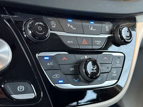 Used 2023 Chrysler Pacifica Touring-L FWD image 23