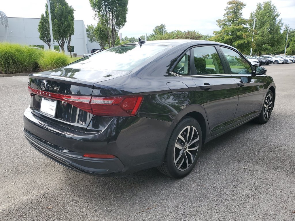 Used 2025 Volkswagen Jetta SE FWD image 4