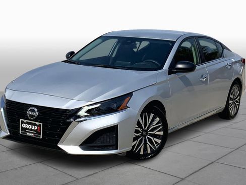 Used 2024 Nissan Altima 2.5 SV image 1