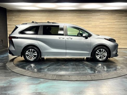 Used 2024 Toyota Sienna XLE w/ XLE Plus Package AWD/4WD image 23