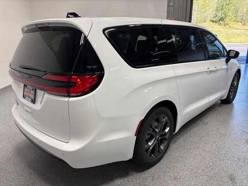 New 2026 Chrysler Pacifica Select image 7