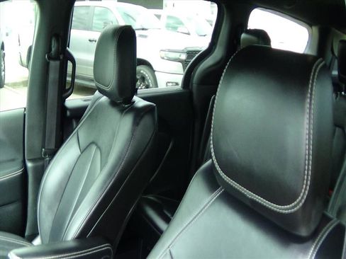 Certified 2025 Chrysler Pacifica Select image 17