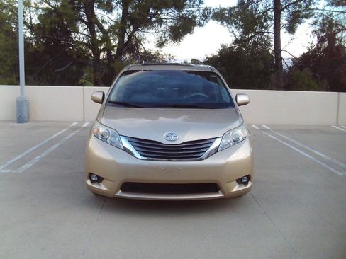 Used 2011 Toyota Sienna XLE image 2