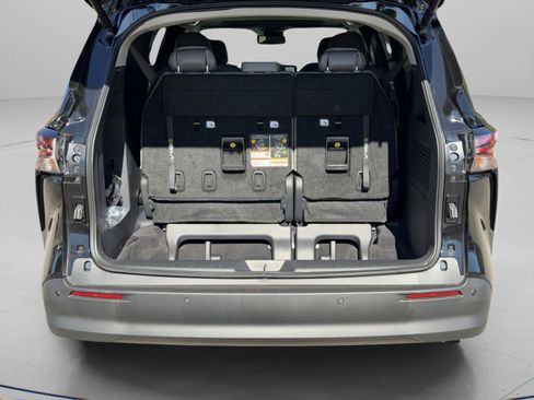Used 2025 Toyota Sienna XLE FWD image 30