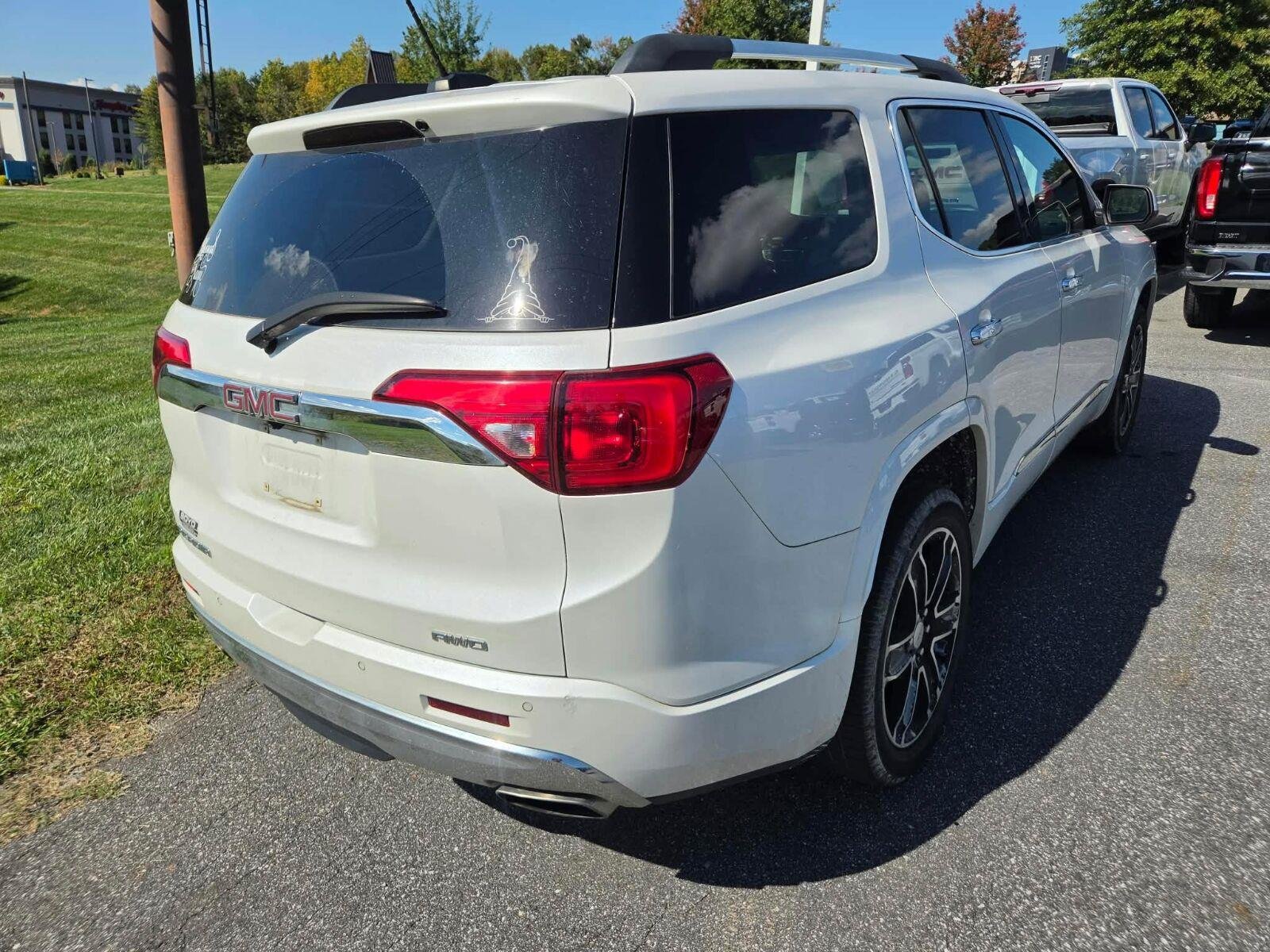 Used 2019 GMC Acadia Denali w/ Technology Package AWD/4WD image 4