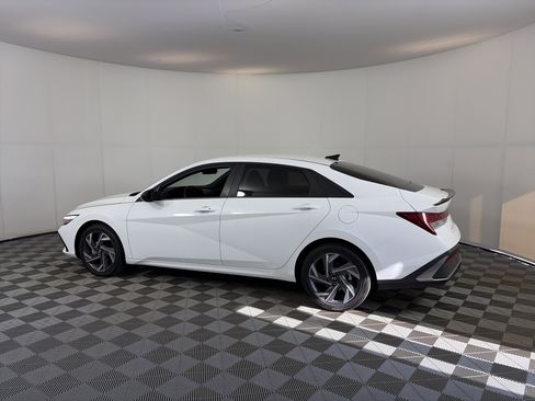 Certified 2025 Hyundai Elantra SEL FWD image 8