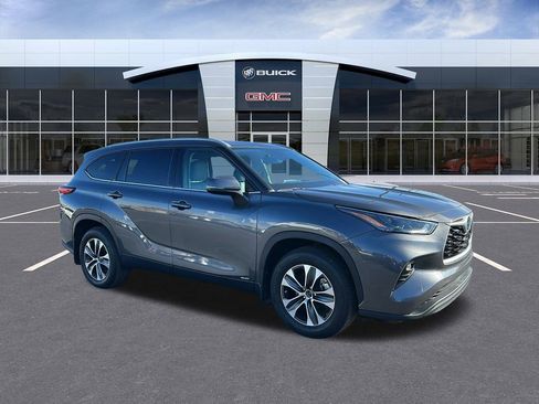 Used 2022 Toyota Highlander XLE AWD/4WD image 7