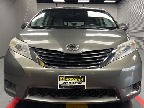 Used 2012 Toyota Sienna LE image 4
