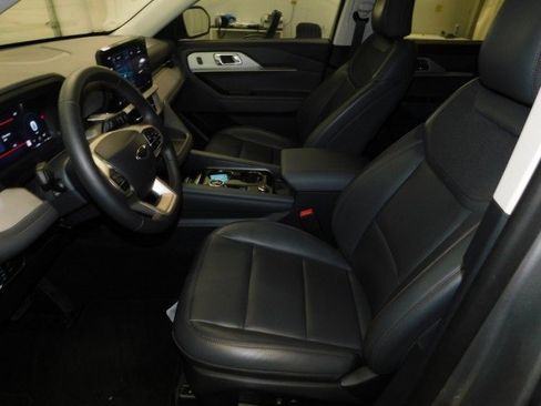 Used 2025 Ford Explorer Active w/ Active Comfort Package image 13