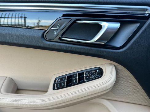 Certified 2020 Porsche Macan AWD/4WD image 12