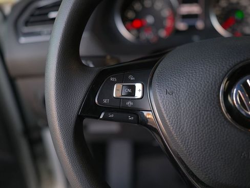 Used 2020 Volkswagen Tiguan S image 17