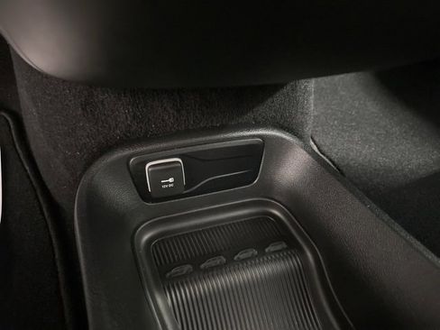 Used 2025 Chrysler Pacifica Select image 30