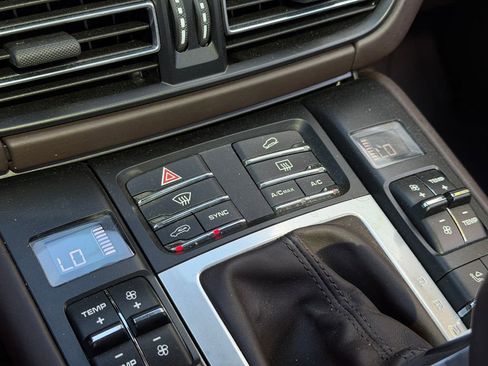 Used 2020 Porsche Macan Turbo AWD/4WD image 27