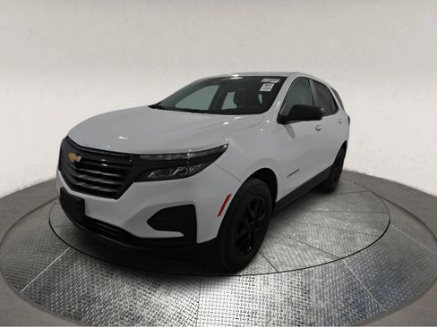 Used 2022 Chevrolet Equinox LS w/ LS Convenience Package image 2