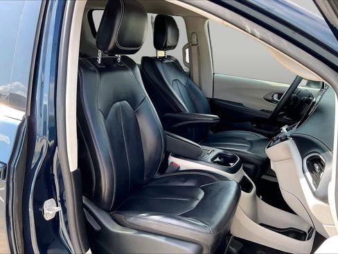 Used 2023 Chrysler Pacifica Touring-L FWD image 9