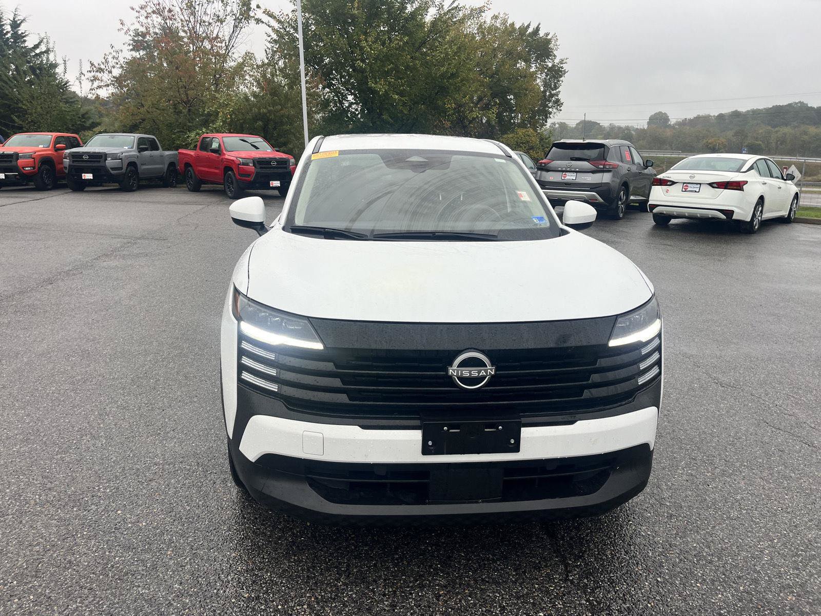 Certified 2025 Nissan Kicks SV AWD/4WD image 2