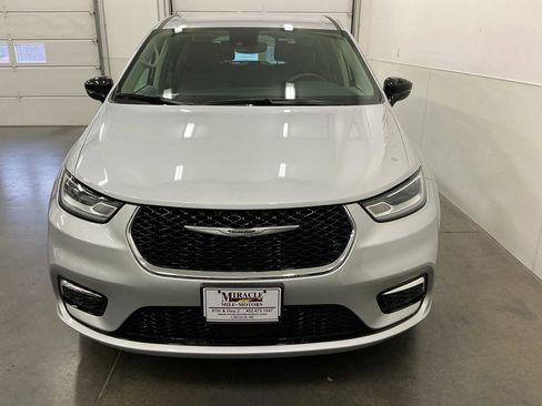 Used 2024 Chrysler Pacifica Touring-L FWD image 8