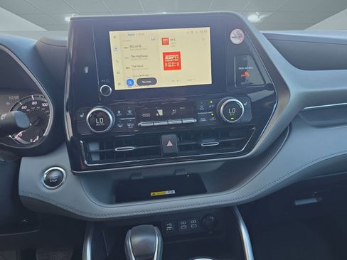 Used 2023 Toyota Highlander XLE image 21